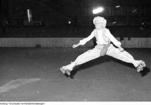 Sportveranstaltungen, Heidi Weigert, Ingrid Probst, Rollschuhläufer, Federball-Turnier, Motorrad-Geländefahrt, Wohnbezirkssportfest Dresden-Striesen, Weltmeisterschaft im Sport-Angeln, u.a., Mai 1961 - April 1962