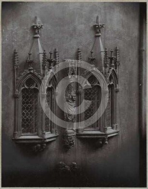 Fenster und Figur am Erker des Rathauses Breslau von O