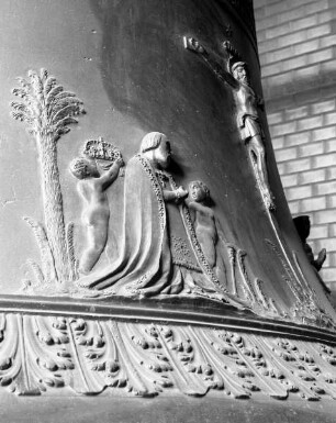 Sigismund-Glocke — Kaiser Ferdinand I. und seine Frau Anna beten den Gekreuzigten an