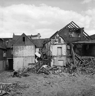 Firma Carl Hoffmann: Hindenburgstraße: Elektrohandel: Abriss der alten Gebäude: Rückfront: links Mann zwischen Balken: dahinter teilweise abgerissene Gebäude: 24. Mai 1968