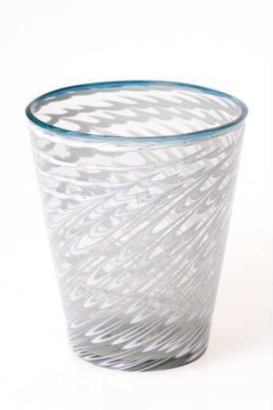 Becher mit blauem Rand und gekämmten weißen Fäden