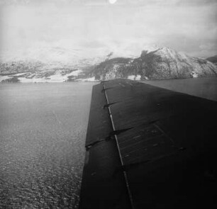 Luftbildaufnahme eines Gesteinmassivs : Bergmassiv an der norwegischen Küste.