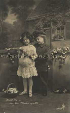 Mädchen und Junge in Soldatenuniform, mit Blumen
