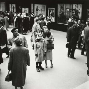 Besucher in der Ausstellung des Malers Bernard Buffet in der Galerie Charpentier