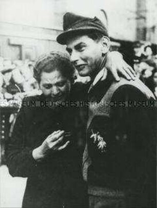 Wiedersehen von Mutter und aus russischer Kriegsgefangenschaft heimgekehrtem Sohn auf dem Stuttgarter Bahnhof