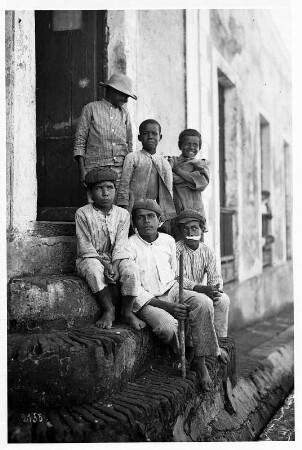 Kingston (Jamaika). Kindergruppe auf den Eingangsstufen eines Hauses