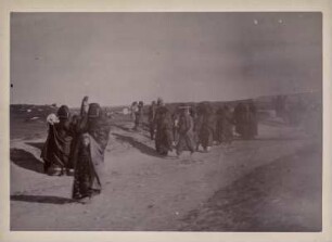 Trauernde Frauen : Trauernde Frauen auf einer Straße an einem jesidischen Friedhof bei Mossul.