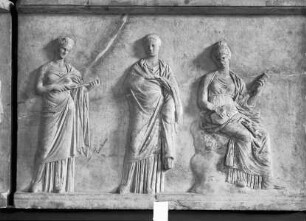 sogenannte Musenbasis aus Mantineia. Basis einer Statuengruppe des Praxiteles. — Drei Musen