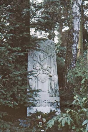 Hamburger Straße: Friedhof: Grabstein der Familie Ströh