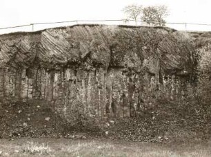 Lausitzer Bergland. Alter Hutberg bei Ostritz, Basaltsteinbruch (doppelte Abkühlungsfläche)