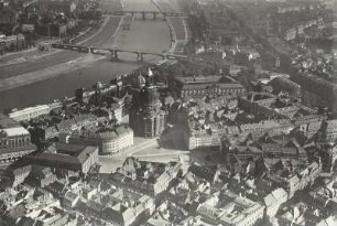 Dresden: Blick über den Neumarkt mit Frauenkirche nach Nordosten. Luftbild-Schrägaufnahme