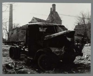 Fahrzeugwrack eines Lastkraftwagens auf dem Gelände der Sternburg-Brauerei