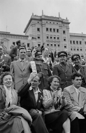 Das Publikum bei einer Parade anlässlich des II. Deutschen Turn- und Sportfestes, darunter Offiziere. Im Hintergrund die Ringbauten