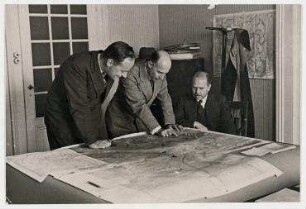 Amerikanische Delegierte während der Abessiniendebatten im Völkerbund in Genf beim Studium einer Landkarte vom abessinisch-italienischen Kriegsschauplatz. rechts: Hugh Wilson