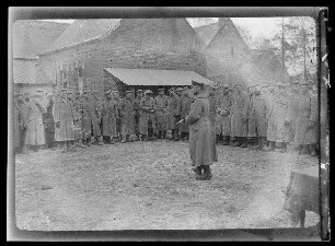 Unterricht an die 10. Kompanie durch Leutnant Knorr in Maurepas (Dep. Somme, Frankreich)