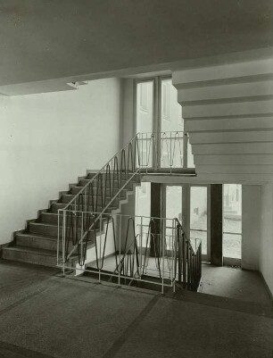 Blochmannstraße : Dresden, Blochmannstraße 1. Wohnhaus, Kopfbau der Wohnzeile Blochmannstraße 1-9 (1954-1955; W. Hänsch)