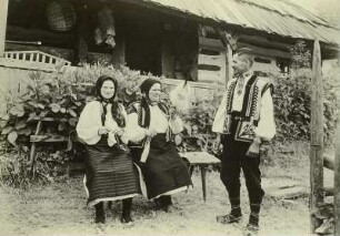 Ruthenische Familie aus Rahó (heute Rachiw / Ukraine) auf einer Bank vor dem Haus