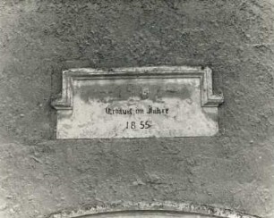 Dresden-Roßthal, Altroßthal 4. Dreiseithof (19. Jh.). Scheune (bez. 1855), Inschrifttafel mit Bauzeit über der Hoftür