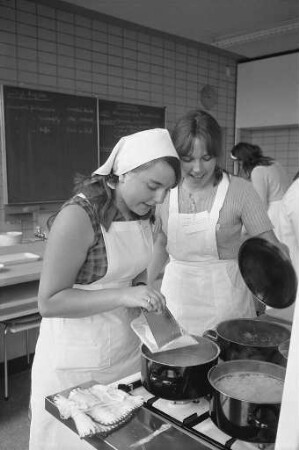 Gehilfinnenprüfung der Hauswirtschaftslehrlinge in der Hauswirtschaftlichen Schule II in der Steinhäuserstraße