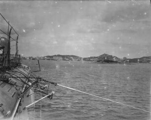 Qingdao : Blick von der Reling des Schiffes zur Küste von Qingdao