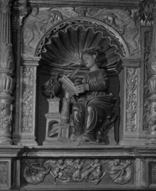Hochaltar, Sockelgeschoss: Evangelist Johannes