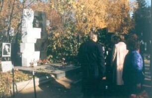 Moskau. Nowodewitschi-Friedhof. Grabmal Nikita Sergejewitsch Chruschtschows mit Besuchern (1974; E. Neiswestnyj)