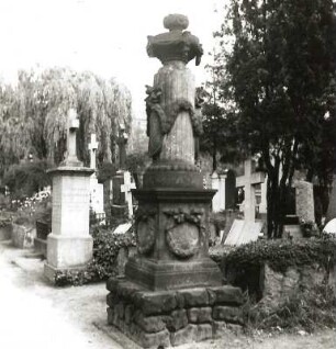 Grabdenkmal mit Urne auf Säulenstumpf