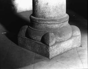 Eger/Cheb, Burg, Doppelkapelle St. Erhard, Untergeschoss: Basis einer Säule
