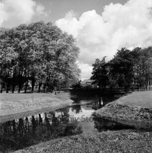 Schlosspark: Blick von Südwesten über Schlossgraben auf Lübecker Straße / B 75: links Schlossinsel: vorne rechts Auezufluss