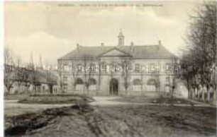 Rathaus und Grünanlage in Mouzon