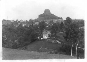 Schöna (Reinhardtsdorf-Schöna). Ortsteilansicht mit Zirkelstein. Blick nach Südost