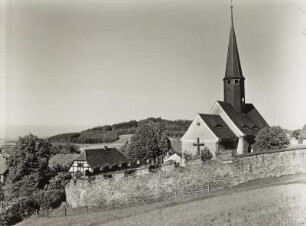 Jauernick-Buschbach, Ortsansicht mit Dorfkirche von Südosten