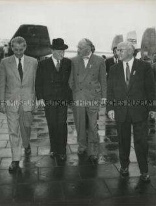 Ankunft von Clement Attlee in Berlin-Tempelhof zum SPD-Parteitag