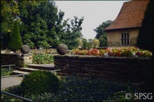 Potsdam, Neuer Garten, Schloss Cecilienhof, Sommerbepflanzung Hotelterrasse.