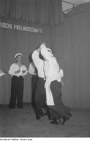 Tanzende, sowjetische Marinesoldaten einer Kulturveranstaltung der HO Industriewaren Leipzig-Stadt im Rahmen des Monats der Deutsch-Sowjetischen Freundschaft