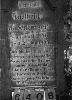 Grabstein 640 (Index: 99788947) Material: Sandstein und Marmor Zustand: Stein und Texttafel zerbrochen und repariert Maße HxBxT: 174x72x26 cm Symbolik: florale Motive, aufgeschlagenes Buch mit Inschrift: Psalmenbuch: Grabstein 640B