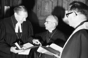 Freiburg: Münster, Begegnung in der Sakristei[, Landesbischof Heidland, Erzbischof Schäufele]