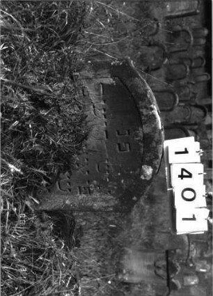 Grabstein 1401 (Index: 100098171) Maße HxBxT: 59x58x7 cm Besonderheit: kulturhistorisch wertvoll / hist.-wiss. Gründe (Gemeindestellung): Grabstein 1401