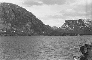 Norwegische Küste : Blick vom Schiff auf die norwegische Küste. Felsmassiv am Ufer.