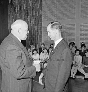 Grund- und Hauptschule: Soltausredder: Turnhalle: Verabschiedung von Konrektor Jürgen Ehlers: Überreichung einer Silberschale durch Bürgermeister Carl von Bonsart
