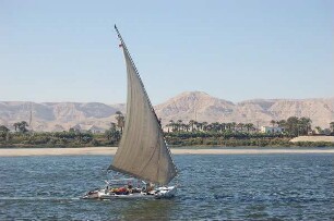 Luxor - Segelboot auf denm Nil : Segelboot auf dem Nil vor den Bergen von Theben-West, bei Luxor, aufgenommen 2006