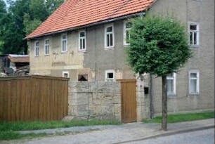 Bauernhaus mit Hofmauer, Hoftor und Personenpforte