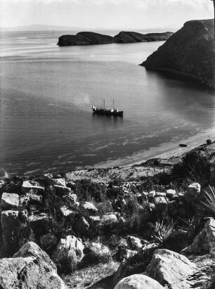 Isla del Sol : Blick auf ein Schiff in einer Bucht der Isla del Sol.