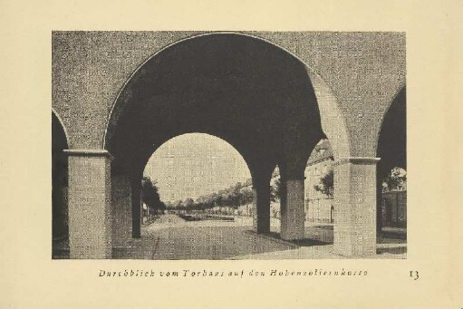 Durchblick vom Torhaus auf den Hohenzollernkorso