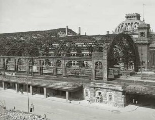 Dresden-Altstadt, Hauptbahnhof : Dresden-Altstadt. Hauptbahnhof. Südliche Bahnsteighalle. Ansicht von Süden