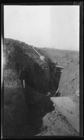 A.O.K.-Stellung an der Somme (Fluss im Norden Frankreichs): tiefer und unbefestigter Schützengraben mit ("Unterstand")