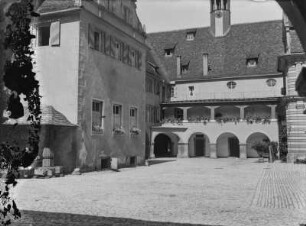 Unbekannter Ort. Schlosshof, Arkadenhof mit überdachter Weinpresse, Weinkelter