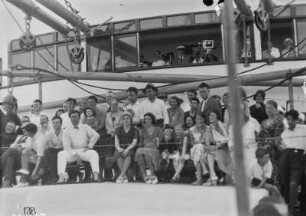 Äquatortaufe : Die Passagiere bei der Äquatortaufe auf Deck des Dampfschiffes Usambara