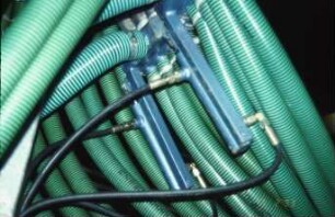 Fotografie: Gülleausbringung, Güllefass, Gülleverteiltechnik, Schleppschlauchverteiler