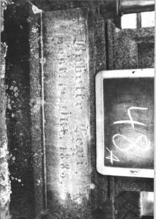 Grabstein 48 (Index: 100112267) Material: Sandstein Zustand: verwittert, Schriftplatte fehlt Maße HxBxT: 152x41x22 cm Beschreibung: Stele, getreppter Sockel, Abdeckplatte mit Volutenaufsatz mit Turmaufsatz, rechteckige Schriftplatte: Grabstein 48A